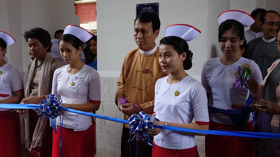 ရန္ကုန္ျပည္သူ႔ေဆး႐ံုႀကီးကို အေမြအႏွစ္အထိမ္းအမွတ္ အျပာေရာင္ကမၺည္းျပားတပ္ဆင္
