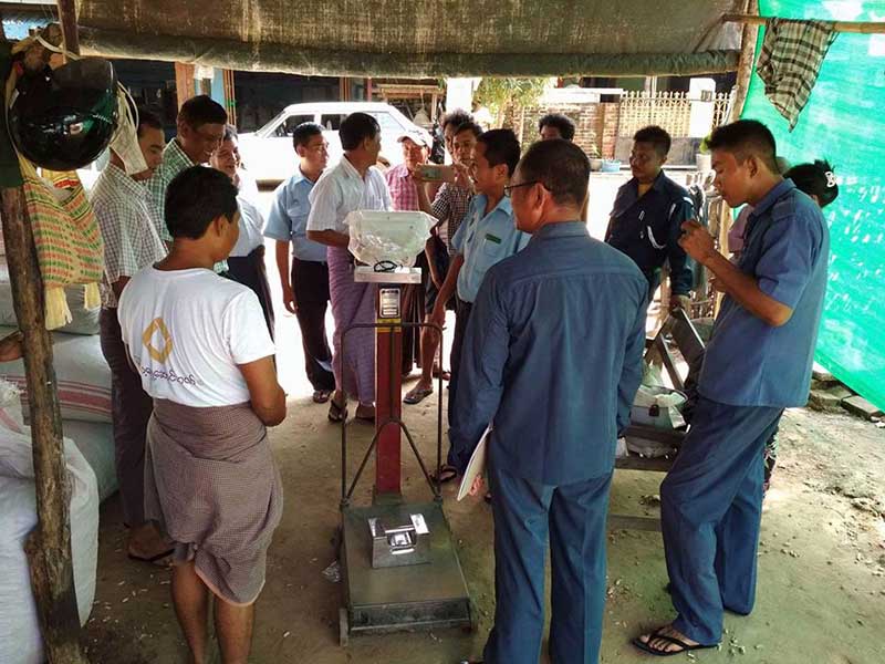 မေကြးၿမိဳ႕ေဈးႏွင့္ ပြဲ႐ုံမ်ားအား အေလးခ်ိန္မွန္မမွန္ ေရွာင္တခင္ စစ္ေဆး