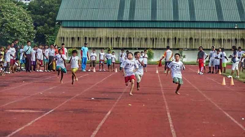 လမ္းေဘးေန ကေလးမ်ားအတြက္ အေျပးၿပိဳင္ပြဲ က်င္းပ