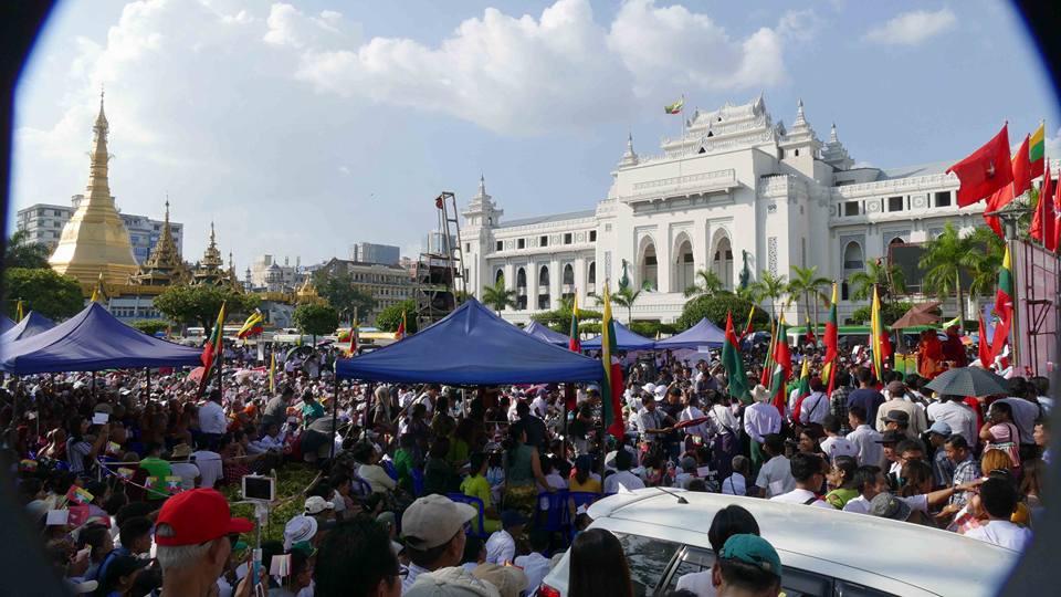 ျမန္မာ့တပ္မေတာ္ေထာက္ခံပြဲ ရန္ကုန္ၿမိဳ႕ေတာ္ခန္းမေရွ႕တြင္ ျပဳလုပ္