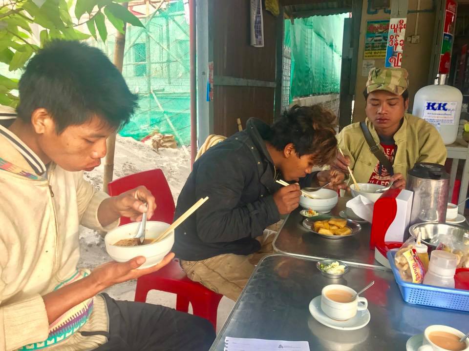 ျပင္ဦးလြင္တြင္ ရွမ္းလူငယ္ ၃ ဦး၊ လုပ္အားခမရ၍ ေနရပ္သို႔ ေျခလ်င္ေလွ်ာက္ျပန္