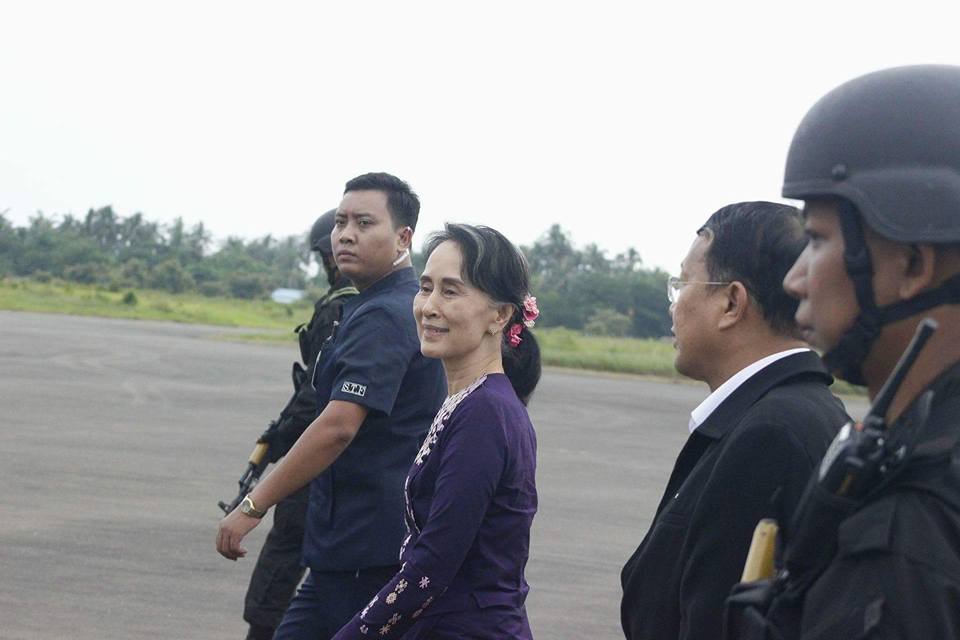 ေဒၚေအာင္ဆန္းစုၾကည္ စစ္ေတြမွ ျပန္လည္ထြက္ခြာ (ဓာတ္ပုံ)