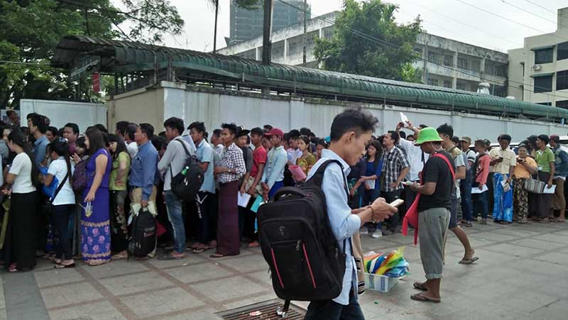 ႏုိင္ငံကူးလက္မွတ္ရေရး တန္းစီေနၾကသည့္ လူမ်ား (ဓာတ္ပုံ)