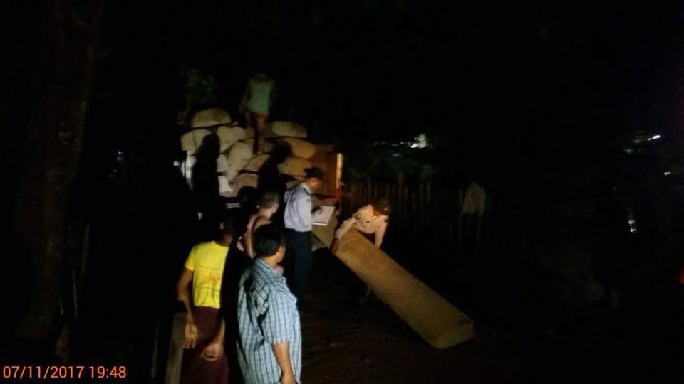 ဖဲြအိပ္မ်ားျဖင့္ ဖုံးအုပ္သယ္လာသည့္ တရားမဝင္က်ြန္းျခမ္းမ်ားကို တရားခံမ်ားႏွင့္အတူ ဖမ္းမိ