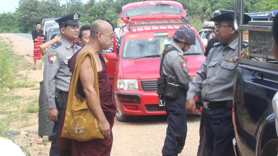 ေက်ာက္မီးေသြးစီမံကိန္း ကန္႔ကြက္သည့္ ၀တ္ျပဳဆုေတာင္းပဲြလာ လူ ၃၀၀ ေက်ာ္ တားဆီးခံရ