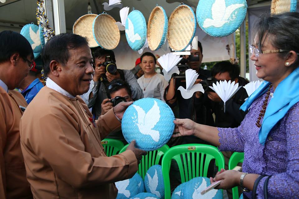 ၿငိမ္းခ်မ္းေရးမီးထြန္းပြဲႏွင့္ လမ္းေလ်ွာက္စာအုပ္ေစ်းေရာင္းပြဲေတာ္ ဖြင့္ပြဲက်င္းပ