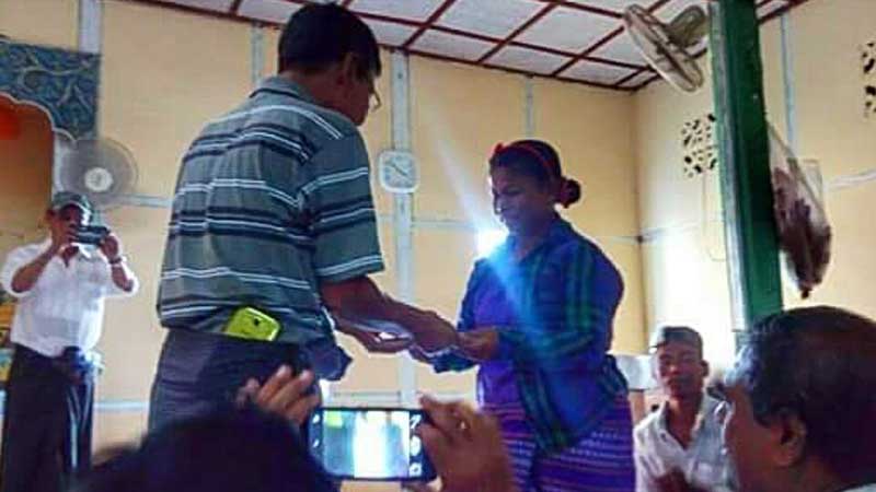 ေရနစ္သည့္ကေလးကုိကယ္၍ ကုိယ္ဝန္ပ်က္ က်ခဲ့သူအား ဂုဏ္ျပဳအလႉေငြေပးအပ္