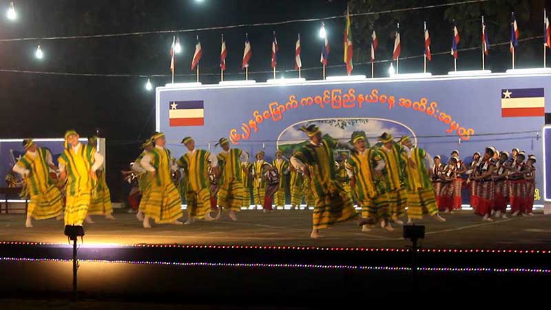 ကရင္႐ုိးရာဒုံးယိမ္းအဖြဲ႔ ေက်ာက္မီးေသြး သံခ်ပ္စာသားေၾကာင့္ ကျပခြင့္ တားဆီးခံရ