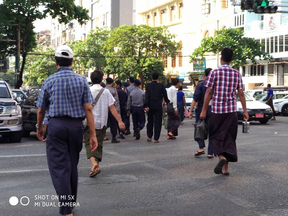 ေရႊဘံုသာလမ္းေဘးေစ်းသည္မ်ားကို ရန္ကုန္စည္ပင္ စတင္ရွင္းလင္း (ဓာတ္ပုံ)