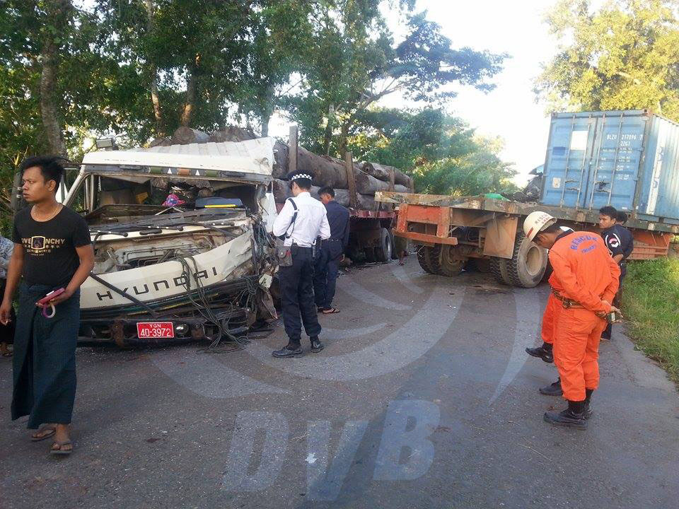 ေညာင္တုန္းတြင္ ကားႏွစ္စီးတိုက္မိၿပီး ငါးနာရီေက်ာ္ၾကာ လမ္းပိတ္ဆုိ႔ (ဓာတ္ပုံ)