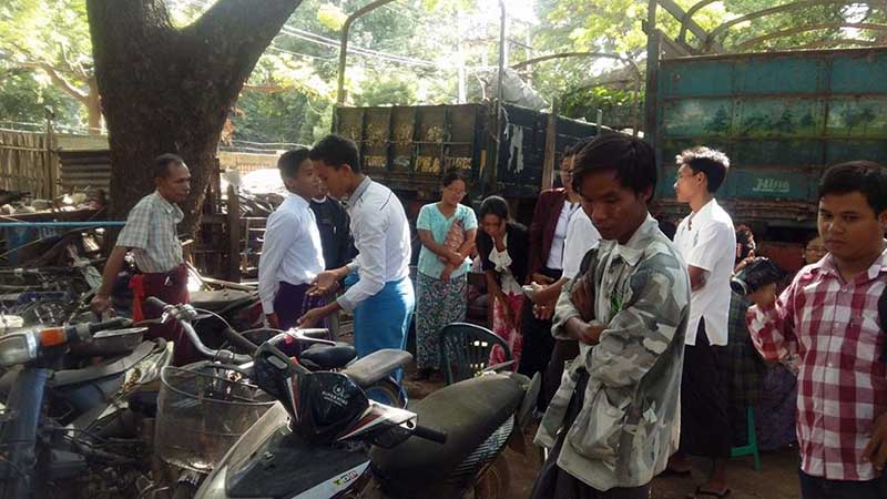 မံုရြာတြင္ က်ပ္သိန္း ၁၇၀၀ ေက်ာ္ဖိုးအထည္မ်ားေပ်ာက္ဆံုးမႈျဖင့္ ဆိုင္၀န္ထမ္း၃ဦး ေထာင္ခ်ခံရ