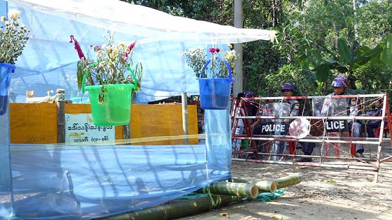 က်ံဳေပ်ာ္ၿမဳိ႕နယ္၌ အသုဘခ်ခြင့္မရဘဲလမ္းပိတ္ထားသျဖင့္ ရြာလမ္းမႀကီးတြင္ အေလာင္းခ်ထားရ