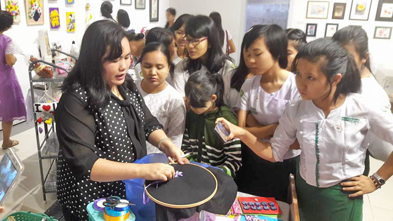 အမ်ဳိးသမီးအႏုပညာရွင္မ်ားစုေပါင္းျပသသည့္ Hand made အႏုပညာျပပြဲ- ဓာတ္ပံု