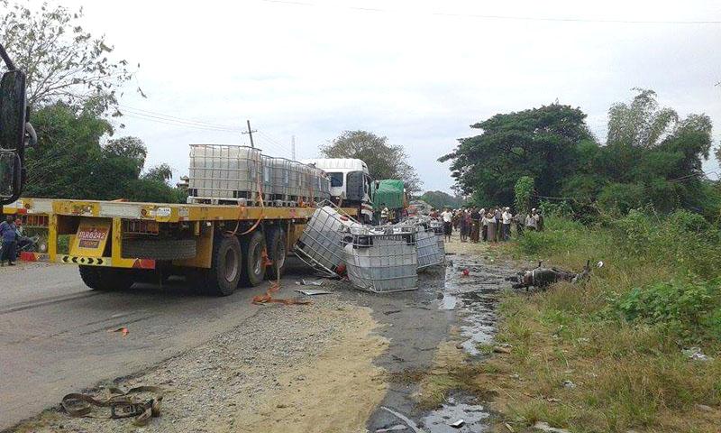 ကားေပၚမွ အက္ဆစ္ပံုးမ်ား ျပဳတ္က် အက္ဆစ္ထိ၍ လူ ၂ ဦး ဒဏ္ရာရ