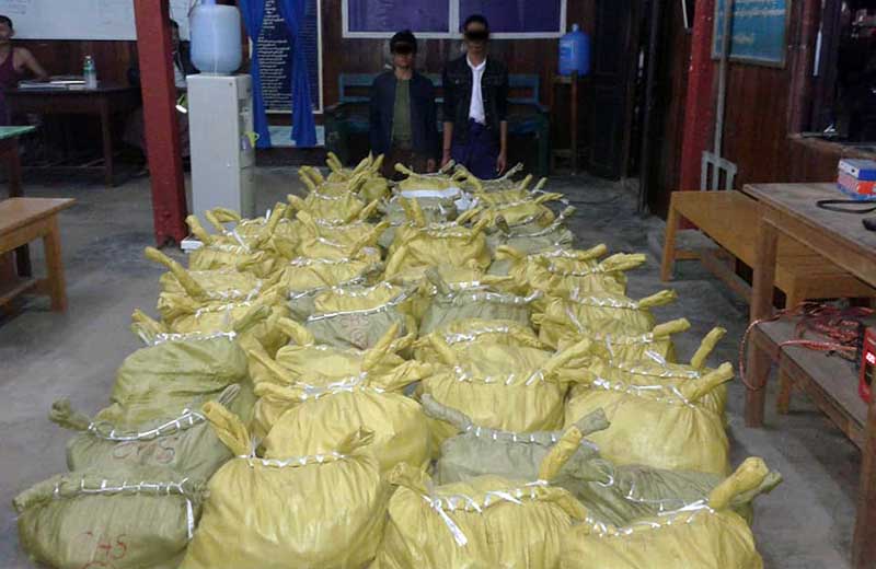 အင္းေတာ္တြင္ ခရီးသည္တင္ယာဥ္ေပၚမွ ေက်ာက္စိမ္းတုံးမ်ား ဖမ္းမိ