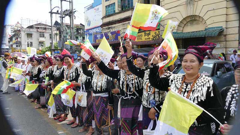 ပုပ္ရဟန္းမင္းႀကီးအား ရန္ကုန္ၿမဳိ႕တြင္ ႀကဳိဆိုေနသည့္ျမင္ကြင္း  (ဓာတ္ပံု)