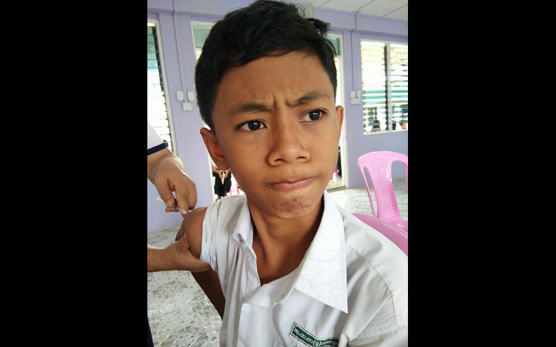 ကာကြယ္ေဆးထိုးခံေနသည့္ ေက်ာင္းသူ ေက်ာင္းသားတခ်ိဳ႕ (ဓာတ္ပံု)