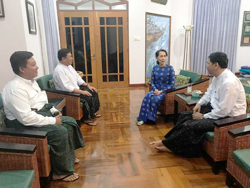 ေဒၚေအာင္ဆန္းစုၾကည္ႏွင့္ ၈၈ မ်ဳိးဆက္ ေခါင္းေဆာင္တခ်ဳိ႕ ေတြ႔ဆံု  