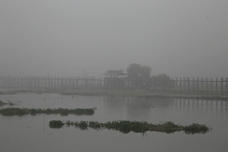 ေဆာင္းႏွင္းျမဴမ်ား ဆိုင္းေနသည့္ ေတာင္သမန္အင္းႏွင့္ ဦးပိန္တံတား ျမင္ကြင္း (ဓာတ္ပံု)