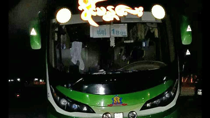 အျမန္လမ္းတြင္ Express ကားအင္ဂ်င္ဖုံးပြင့္ၿပီး တိုးဂိတ္ေကာင္တာကို ဝင္တိုက္မိ