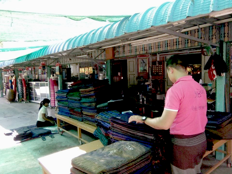 တ႐ုတ္ပုဆုိးမ်ား ဝင္ေရာက္လာ၍ ဝမ္းတြင္း ရက္ကန္းပုိင္ရွင္မ်ား စုိးရိမ္