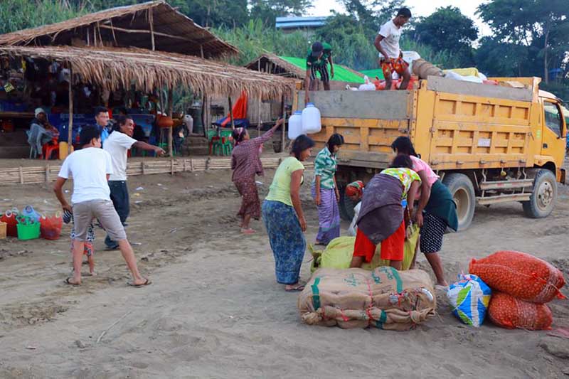 စစ္ေဘးေရွာင္မ်ားအတြက္ ကယ္ဆယ္ေရးပစၥည္း သြားေပးမည့္ အဖြဲ႔အစည္းအခ်ိဳ႕ တားဆီးခံရ