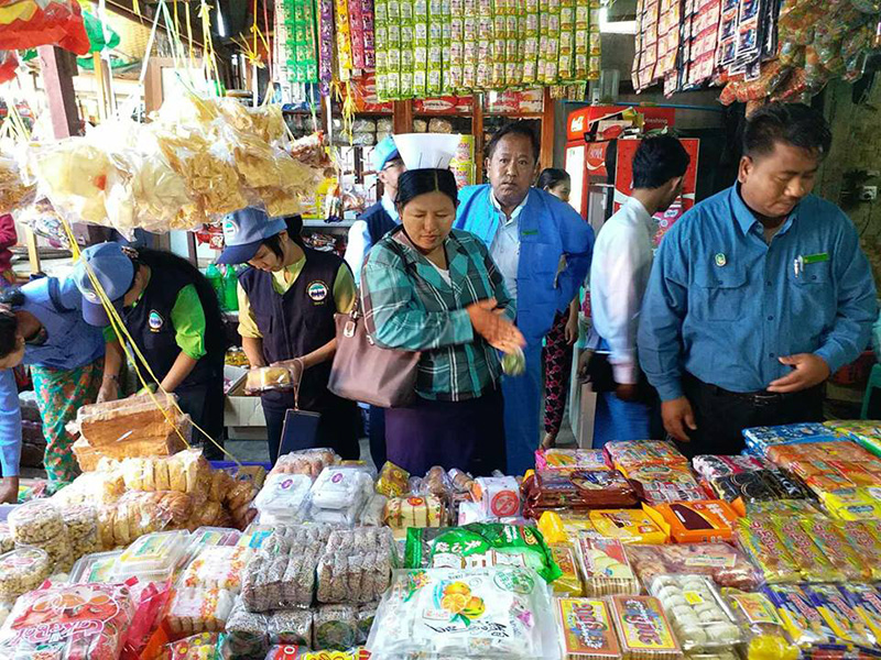 ​ေခ်ာက္​ၿမိဳ႕မ​ေစ်းအတြင္​း သက္​တမ္​းလြန္​စား​ေသာက္​ကုန္​မ်ား ​စစ္​​ေဆးေတြ႔ရွိ