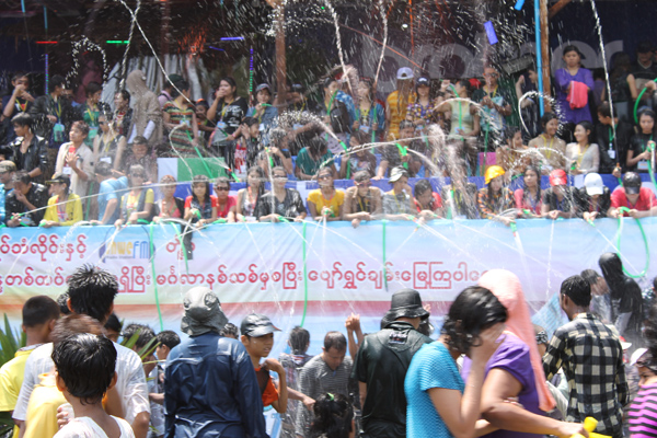 သၾကၤန္အတက္​ေန့​ ရန္ကုန္၊​ မနၱ​ေလး​နွင့္​ ​ေခ်ာင္း​သာ