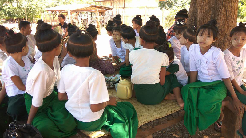 ေရနံေခ်ာင္းၿမဳိ႕နယ္ ဝက္ေဂါင္းရြာက ဆံရစ္ဝိုင္းေက်ာင္းသူေလးမ်ား - ဓာတ္ပံု