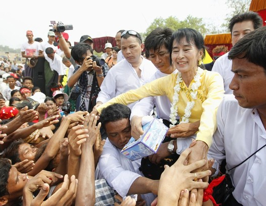ေကာ့မႉး သက္ၾကီး႐ြယ္အိုမ်ားကို ေဒၚေအာင္ဆန္းစုၾကည္ ဂါရဝျပု