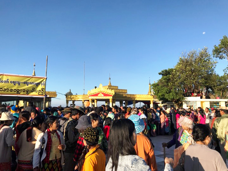 ဆံေတာ္ရွင္ က်ဳိက္ထီး႐ိုးဘုရား ရင္ျပင္ေတာ္ ယေန႔နံနက္ျမင္ကြင္း (ဓာတ္ပံု)