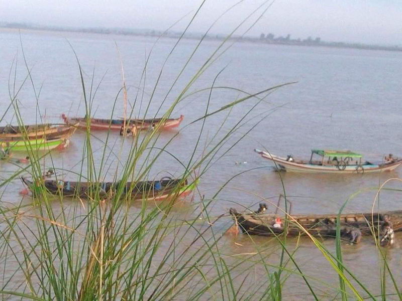 အေဖ်ာက္တြင္ တရားမဝင္ ေက်ာက္စုပ္ေန၍ ကမ္းပါးၿပိဳ၊ လယ္ေျမမ်ား ေပ်ာက္မွာ ေဒသခံမ်ား စိုးရိမ္