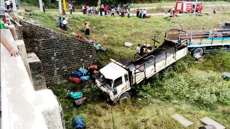 ဒီဇယ္ဆီေပပါတင္ကား ဝမ္းတြင္းဆည္ထဲထိုးက် တိမ္းေမွာက္