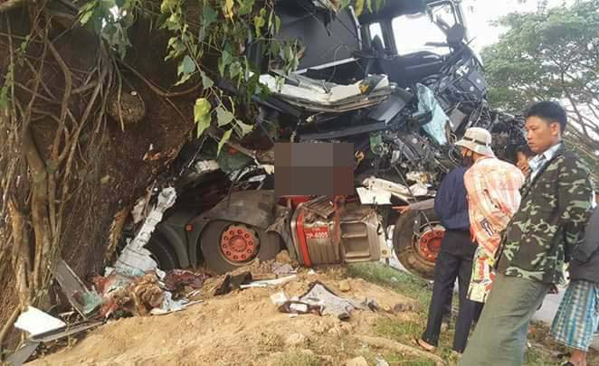 ဒိုက္ဦးတြင္ တြဲကားတစီး လမ္းေဘးသစ္ပင္၀င္တိုက္၊ ၂ ဦးေသဆံုး