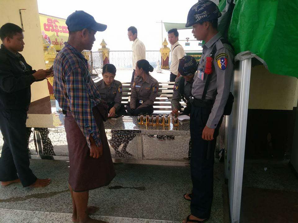 က်ဳိက္ထီး႐ိုးေတာင္ေပၚသို႔ အရက္၊ ဘီယာမ်ားကို ပံုစံမ်ဳိးစံုျဖင့္ သယ္ေဆာင္ေန
