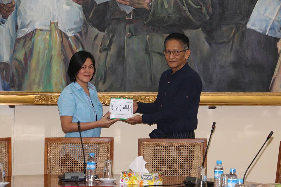 ဖိလစ္ပိုင္႐ုပ္သံပြဲေတာ္ဆုရ အမ်ိဳးသမီးဒါ႐ုိက္တာေက်ာ္ႏွင္းဆီကို ႐ုပ္ရွင္အစည္းအ႐ုံးဂုဏ္ျပဳ