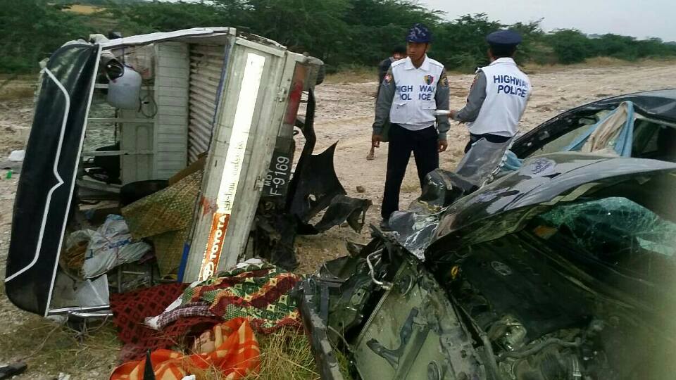 အျမန္လမ္းေပၚကားပ်က္၍တြန္းေနသည့္ကားကို ေနာက္ကားဝင္တိုက္၊ ၁ ဦးေသ ၄ ဦး ဒဏ္ရာရ