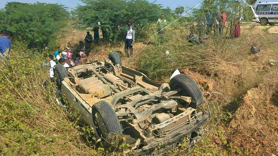 အျမန္လမ္းတြင္ ေနာက္ဘီးေပါက္သည့္ကား အရွိန္လြန္ ေခ်ာက္ထဲက်၊ လူ ၉ ဦး ဒဏ္ရာရ