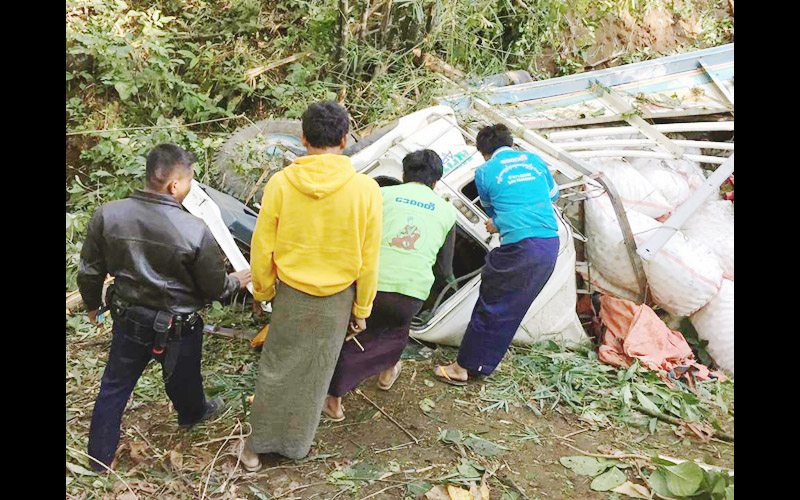 မံုရြာ-ကေလးဝ ယာႀကီးလမ္း ကုန္တင္ယာဥ္ တိမ္းေမွာက္၊ ယာဥ္ေနာက္လိုက္ ေသဆံုး
