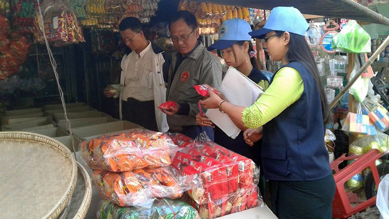 မေကြးၿမိဳ႕ ကန္သာေစ်း သက္တမ္းလြန္ စားေသာက္ကုန္မ်ားကုိ သိမ္းဆည္း