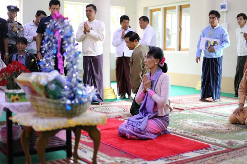 ေဒၚေအာင္ဆန္းစုၾကည္ လြိဳင္ေကာ္ၿမိဳ႕ ၿမိဳ႕နာမ္ဘုရားႏွင့္ ေတာင္ကြဲေစတီ ဖူးေျမာ္ (ဓာတ္ပုံ-ရုပ္သံ)