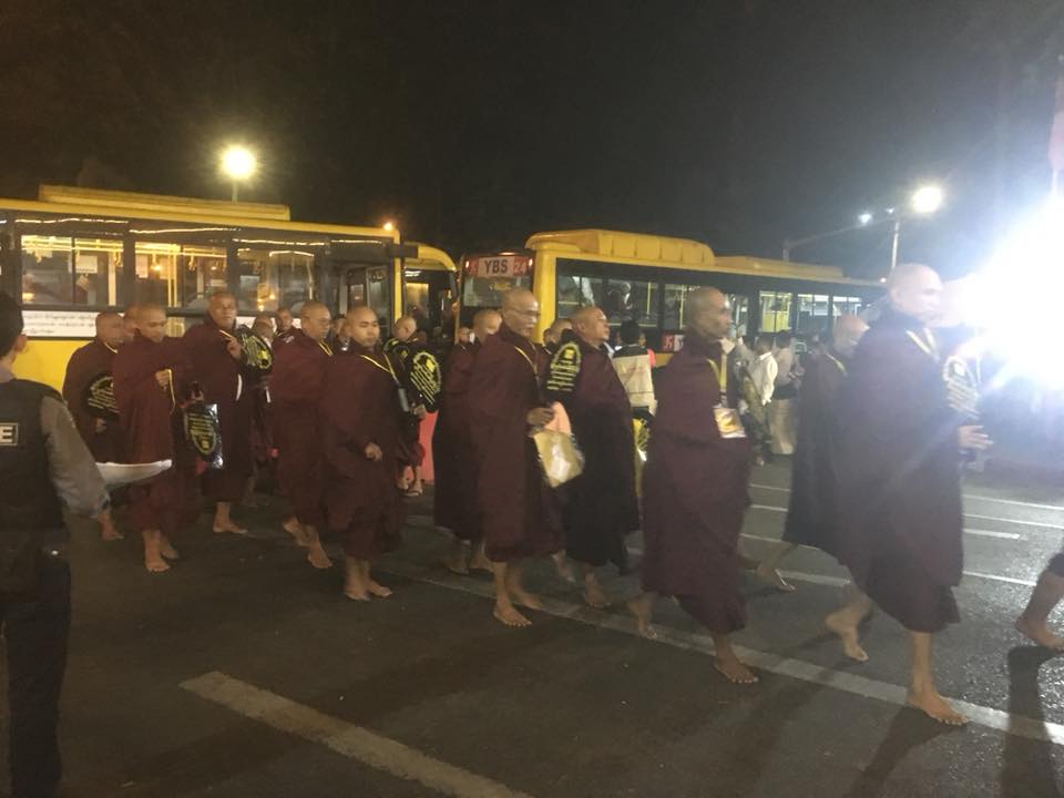 သံဃာအပါး ၁၈၀၀၀ ဆြမ္းဆန္စိမ္းေလာင္းလႉပြဲ မစတင္မီျမင္ကြင္း