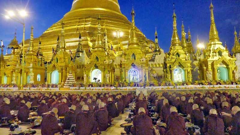 ေရႊတိဂံု အေနကဇာတင္ႏွင့္သံဃာ ၁၈၀၀၀ ဆြမ္းဆန္စိမ္းေလာင္းလႉျခင္းအခမ္​းအနား
