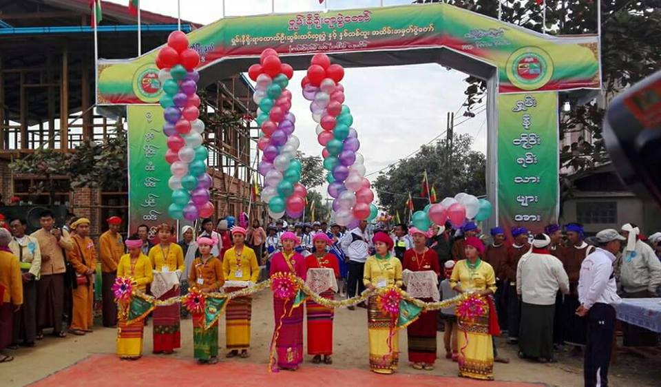 ဗန္းေမာက္ၿမိဳ႕တြင္ ရွမ္းနီ႐ုိးရာ ေကာက္ဦးဆြမ္းကပ္လွဴပြဲႏွင့္ ႏွစ္သစ္ကူးပြဲေတာ္ က်င္းပ