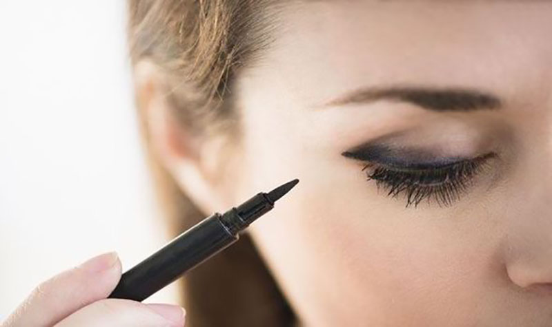 အိုင္းလိုင္နာ (eye liner) ေၾကာင့္ ဘာေတြထိခိုက္ႏိုင္သလဲ