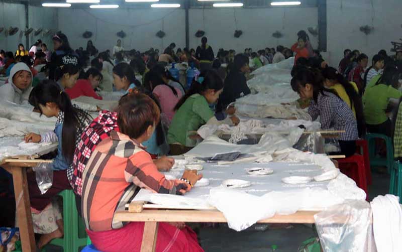 အထည္ခ်ဳပ္စက္႐ုံ အလုပ္ရွင္ ကတိပ်က္ကြက္မႈကို မေက်နပ္၍ အလုပ္သမားမ်ား တိုင္ၾကား