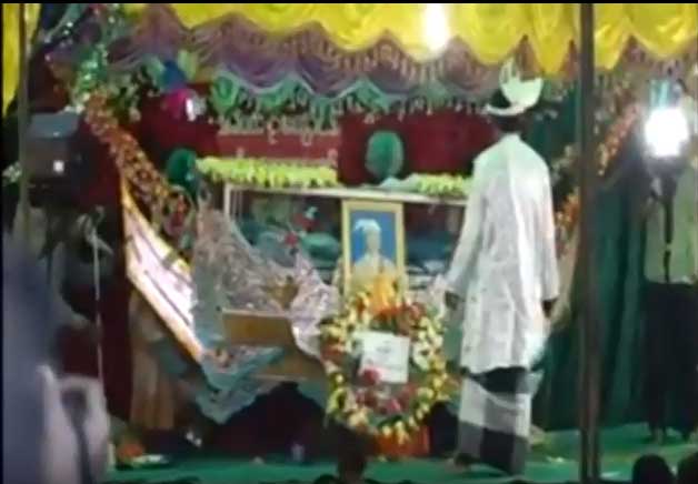 မေသခင္ ကုိယ္တုိင္သရဏဂံုတင္ၿပီး ထူးထူးျခားျခား အသုဘအခမ္းနား ျပဳလုပ္ (႐ုပ္သံ)