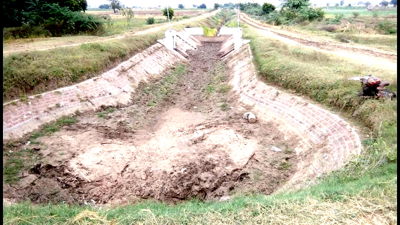 လယ္ၾကားေရေပးေျမာင္း ပ်က္စီးေန၍ ေရအခက္အခဲျဖစ္မည္ကုိ ေတာင္သူမ်ား စုိးရိမ္