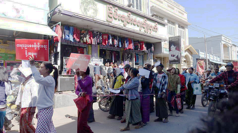 မံုရြာၿမဳိ႕တြင္ ၿငိမ္းခ်မ္းေရးခ်ိဳးငွက္ စတုိးဆိုင္ဝန္ထမ္းေဟာင္းမ်ား ဆႏၵျပ