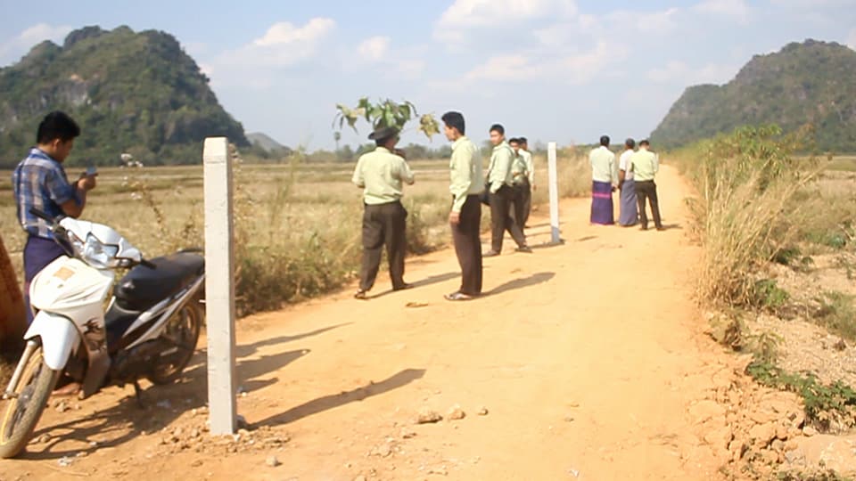 လယ္ယာလမ္းေပၚျဖတ္ေမာင္းသည့္ တ႐ုတ္ကုမၸဏီပိုင္ေက်ာက္သယ္ယာဥ္မ်ားကို ဘားအံလယ္သမားမ်ားတားဆီး
